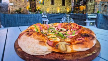 Μύρτιλο δίπλα στη Λίμνη Δόξα Χειροποίητη πίτσα στο Μύρτιλο δίπλα στη Λίμνη Δόξα Φενεός